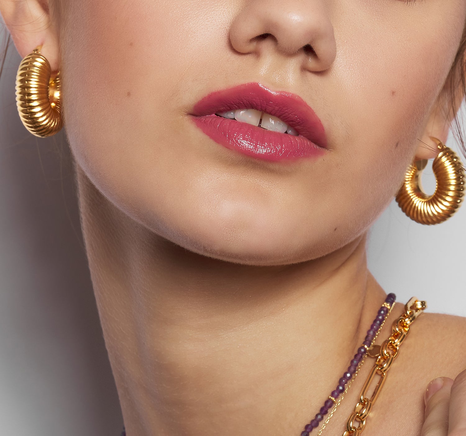 Add an effortless look to your outfit with our stylish hoop earrings.