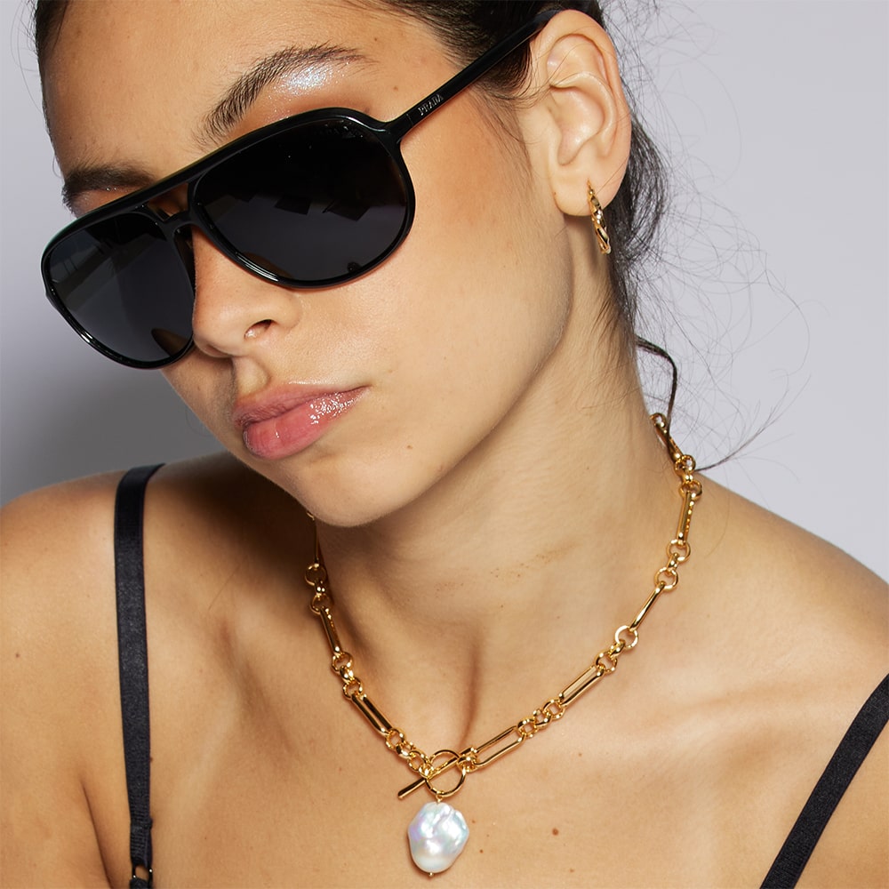 The Alba Chunky mixed link Gold Necklace with large Keshi Pearl is a statement piece.  This bold sustainable necklace has large chain links with a toggle clasp as the front where the pearl pendant is attached.