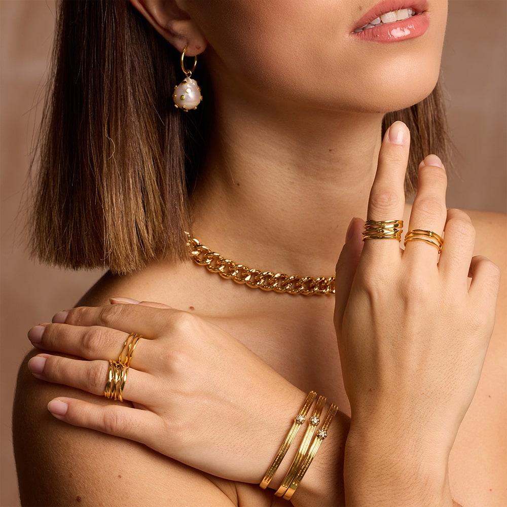A staple piece through and through, the Bamboo Gold Stacking ring in 18ct gold vermeil ring is the perfect addition to any stack. It features a simple and elegant wavy design, made to be layered with your other Amadeus favourites.