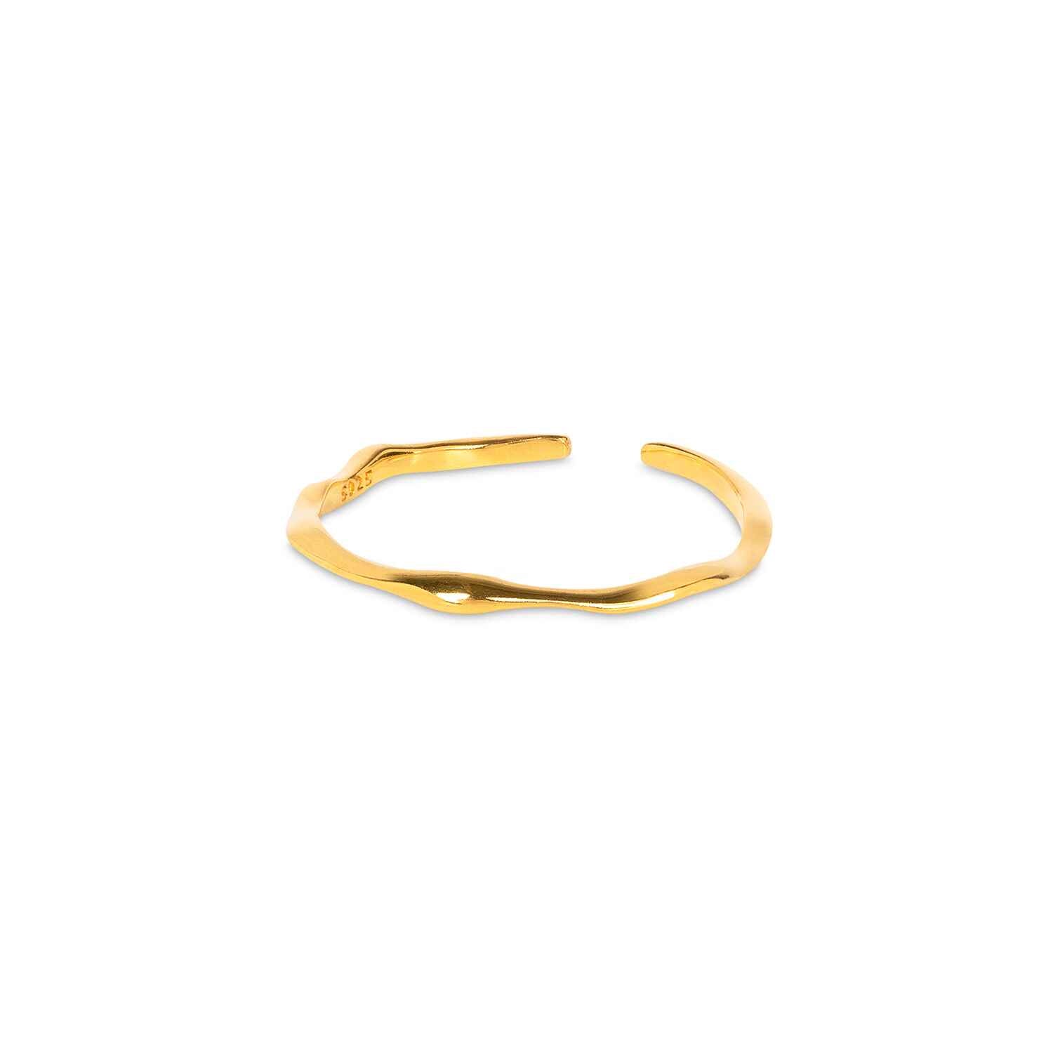 A staple piece through and through, the Bamboo Gold Stacking, handmade in sustainable 18k gold vermeil, is the perfect addition to any stack. It features a simple and elegant wavy design, made to be layered with your other Amadeus favourites.