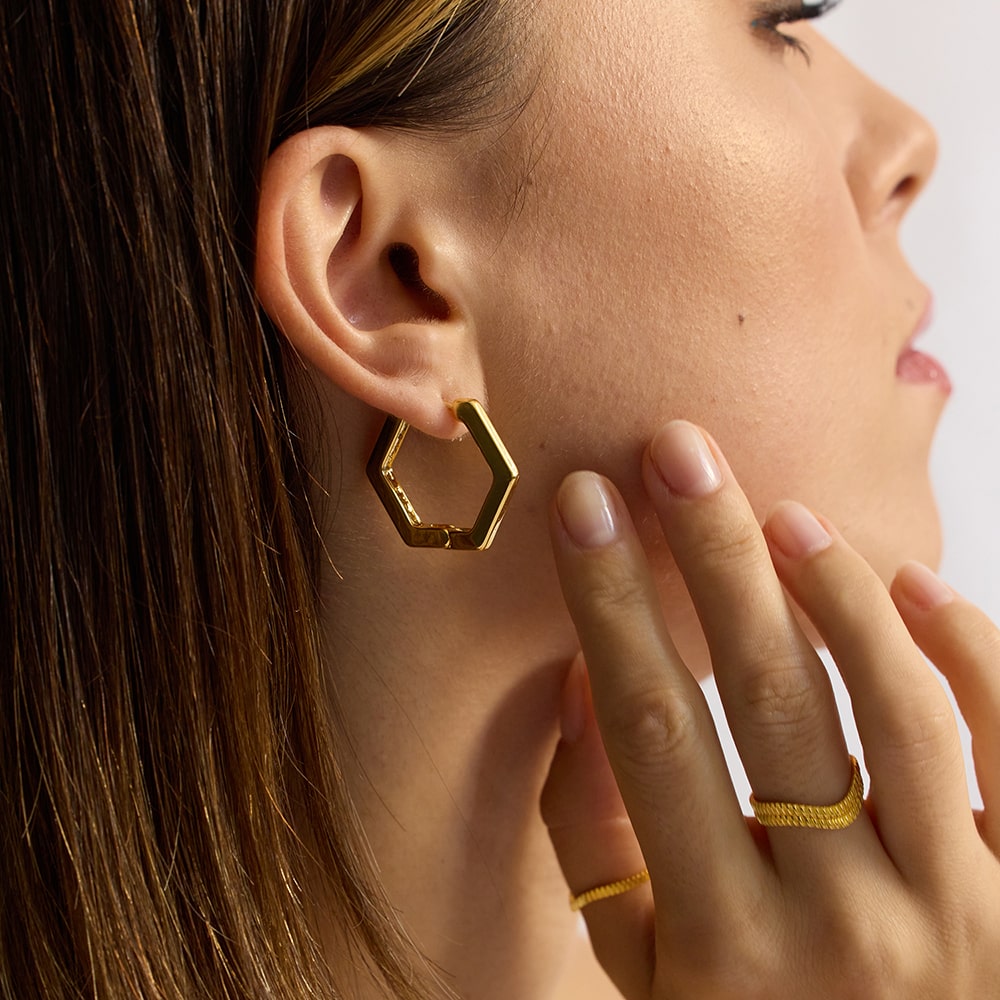 Everyday styling just got easier with our head-turning hexagonal hoop earrings.