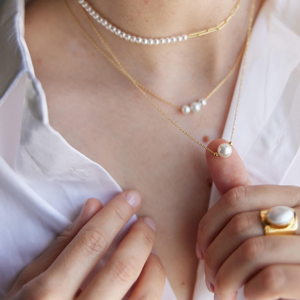A modern twist on the classic pearl necklace, the Laura Gold Chain Necklace features a vintage white pearl and two gold beads. This very delicate sustainable necklace is all about simplicity.&nbsp;