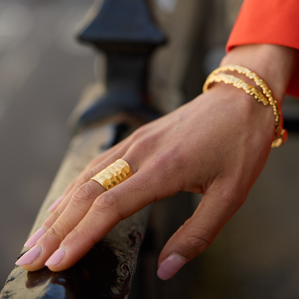 A striking ring, with a embossed texture that flatters and flows around the finger, the Nudo Gold Hammered Ring is size adjustable and handmade with sustainable 18k gold vermeil.