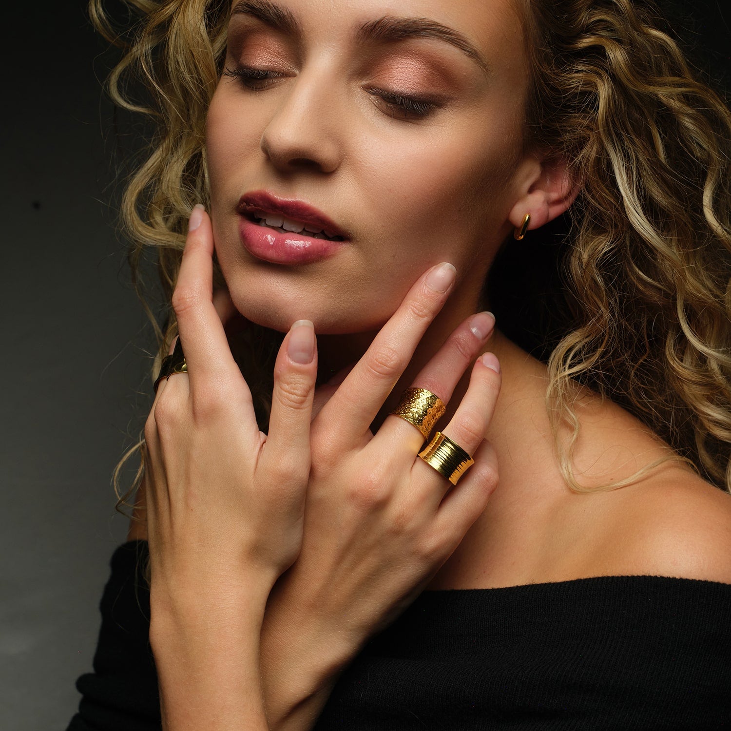 Our Nudo collection is a representation of the modern jewellery that is a second skin to every woman. This size adjustable sustainable gold ring is hand-sculpted to define your daily look with a scratched surface. 