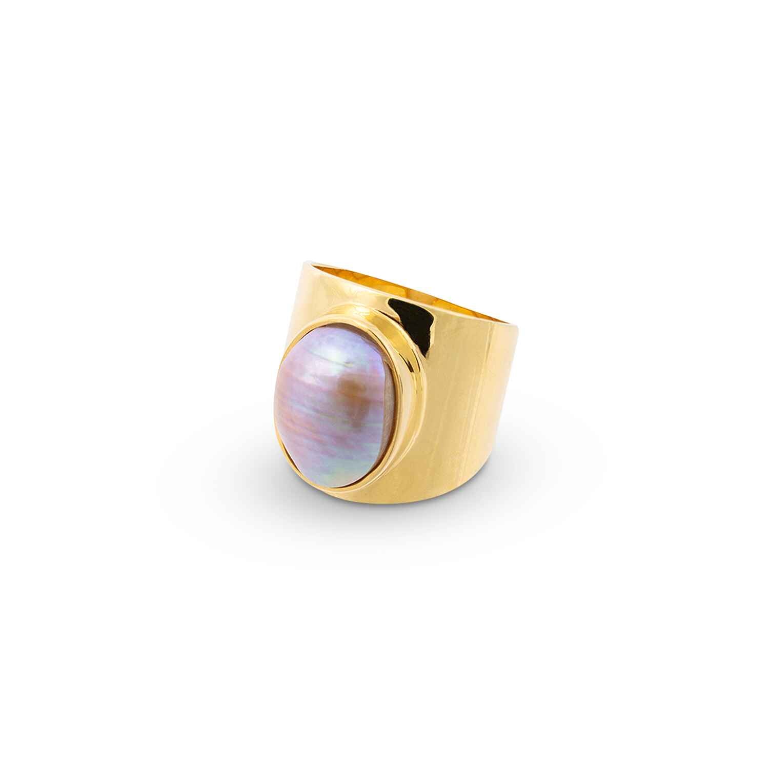 This is the statement ring missing from your sustainable jewellery collection, featuring an eye-catching vintage grey pearl.