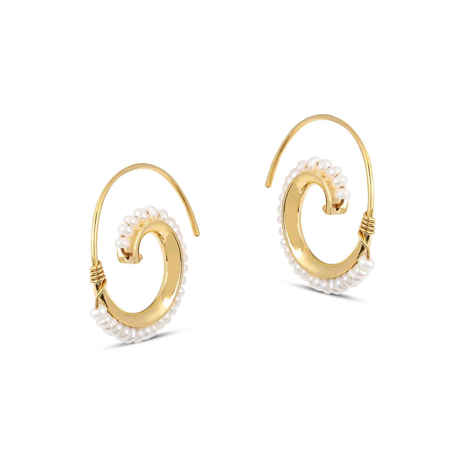 Meet the Venus Pearl Shell Earrings, our signature sustainable jewellery piece. Gorgeous vintage white pearls handwrapped around a shell shaped gold hoop.