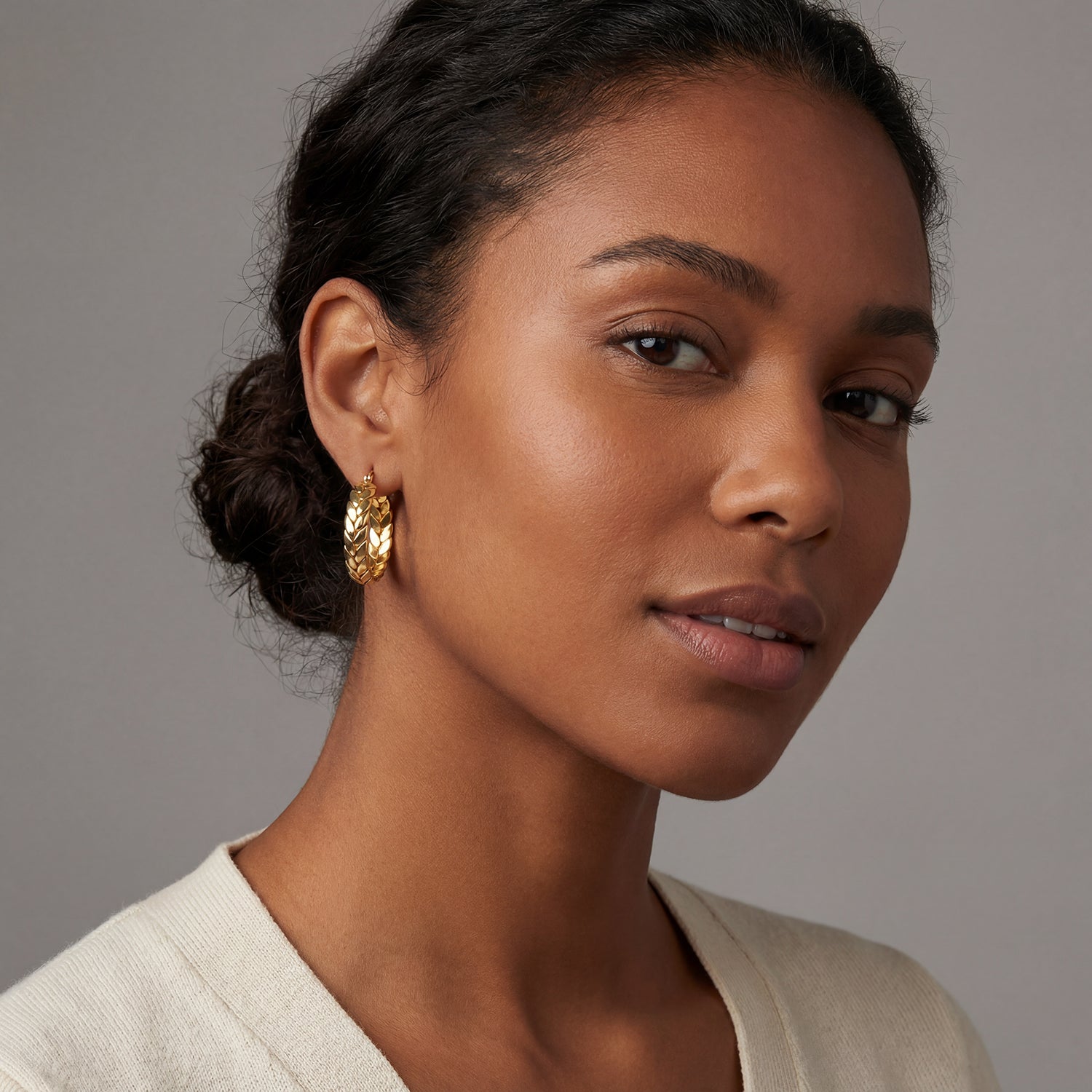 If you're looking for something equally bold and elegant, these mid-sized hoops will do just the trick. They feature our Cesar braided leaf design on recycled 18k gold plated brass.