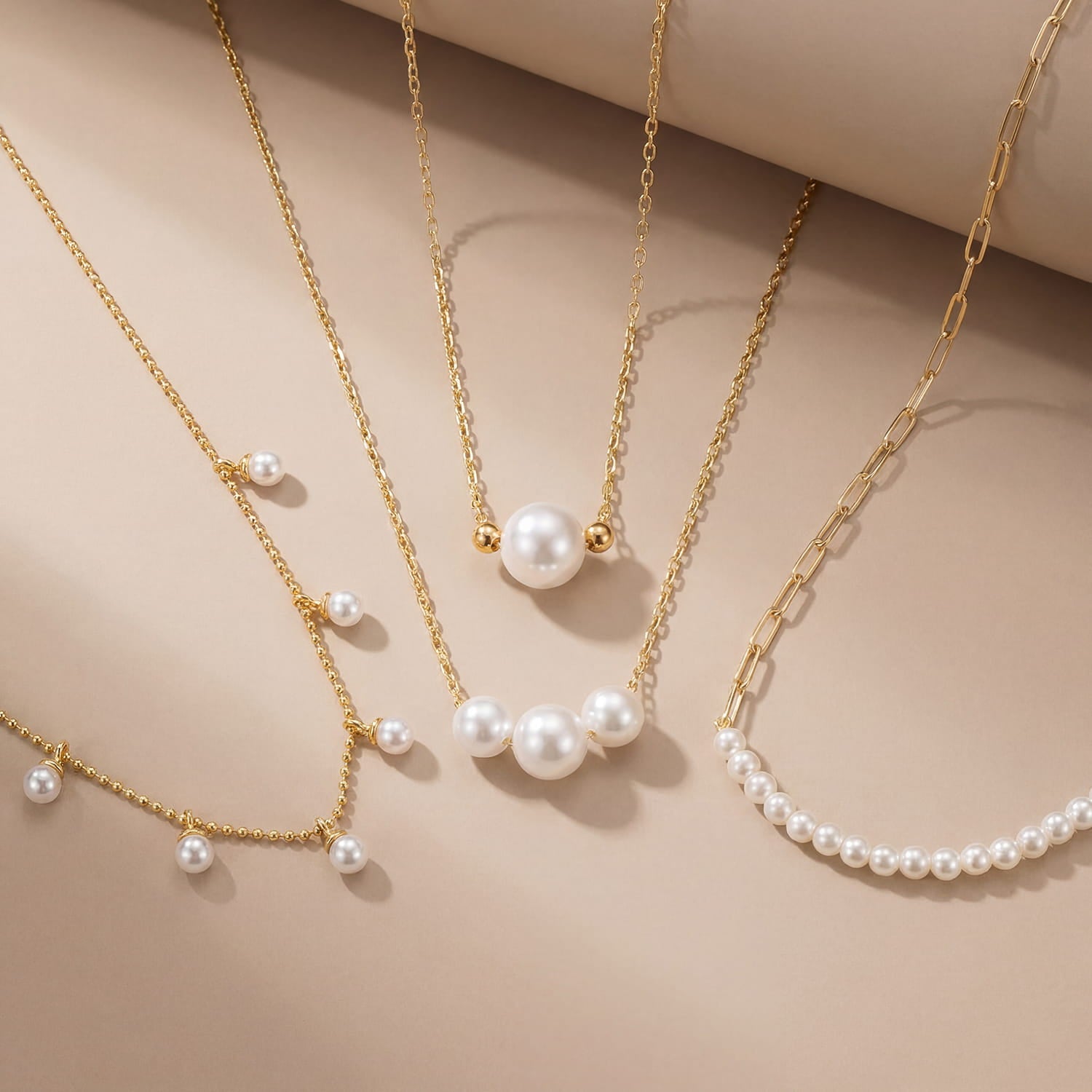 Laura Gold Chain Necklace with tripple pearls - Amadeus