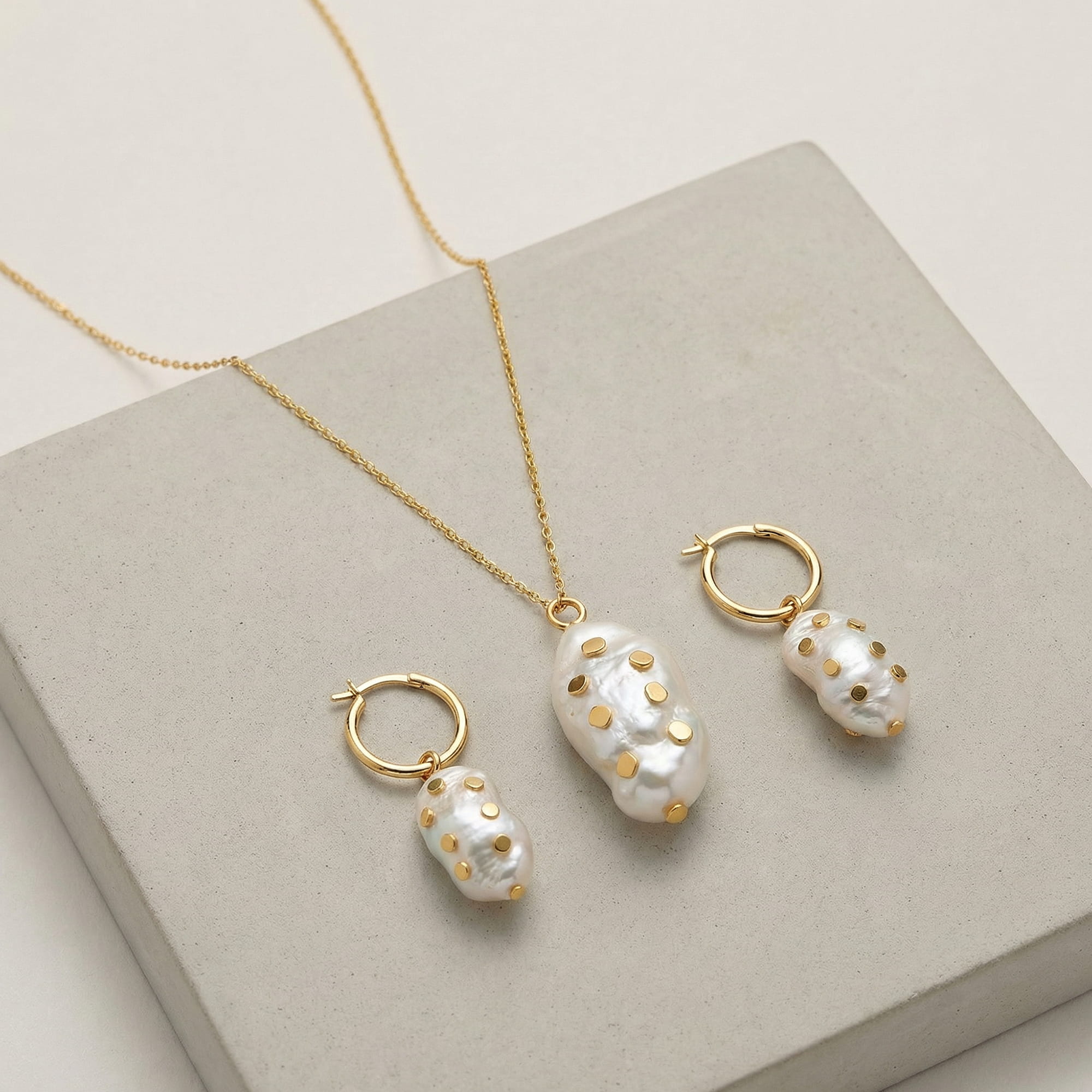 Venus Gold Chain Necklace With Pearl and Barnacle Pendant - Amadeus