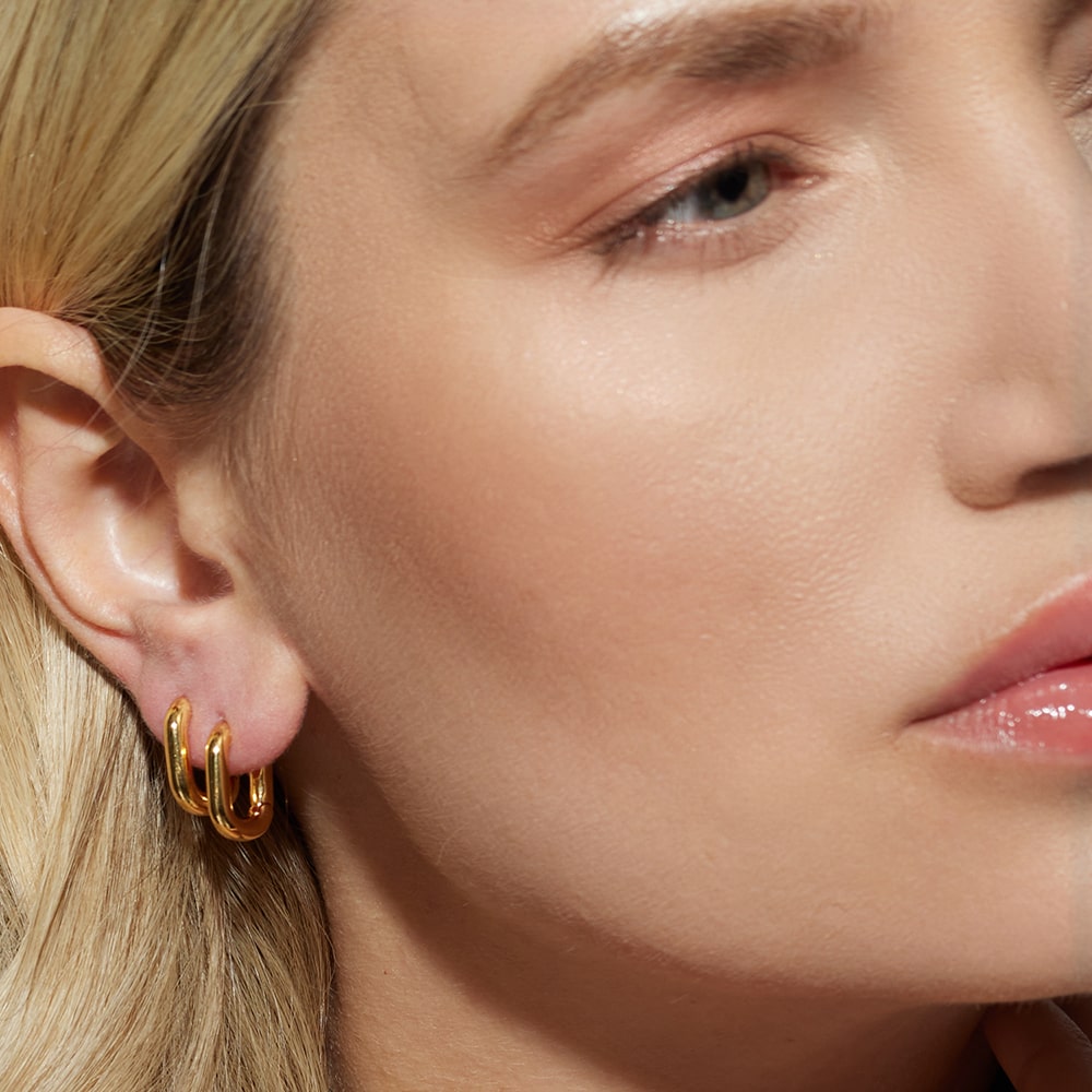 As basic as your white tee-shirt! The Bella Mini Rectangular Gold Earrings are the smaller version of our best selling Bella chunky rectanguler hoops.  