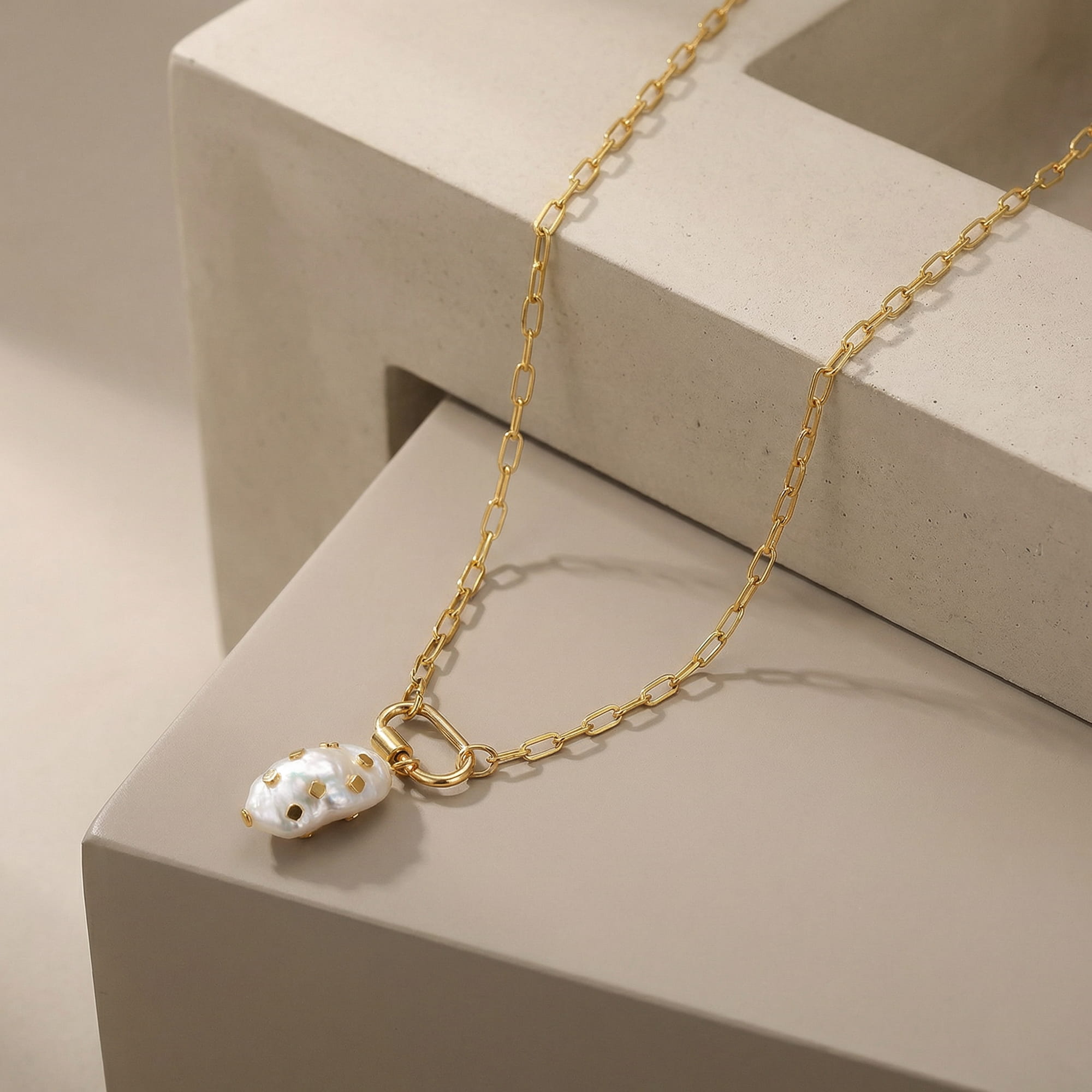 Daphne Gold Paperclip Chain Necklace With Barnacle Pendant - Amadeus
