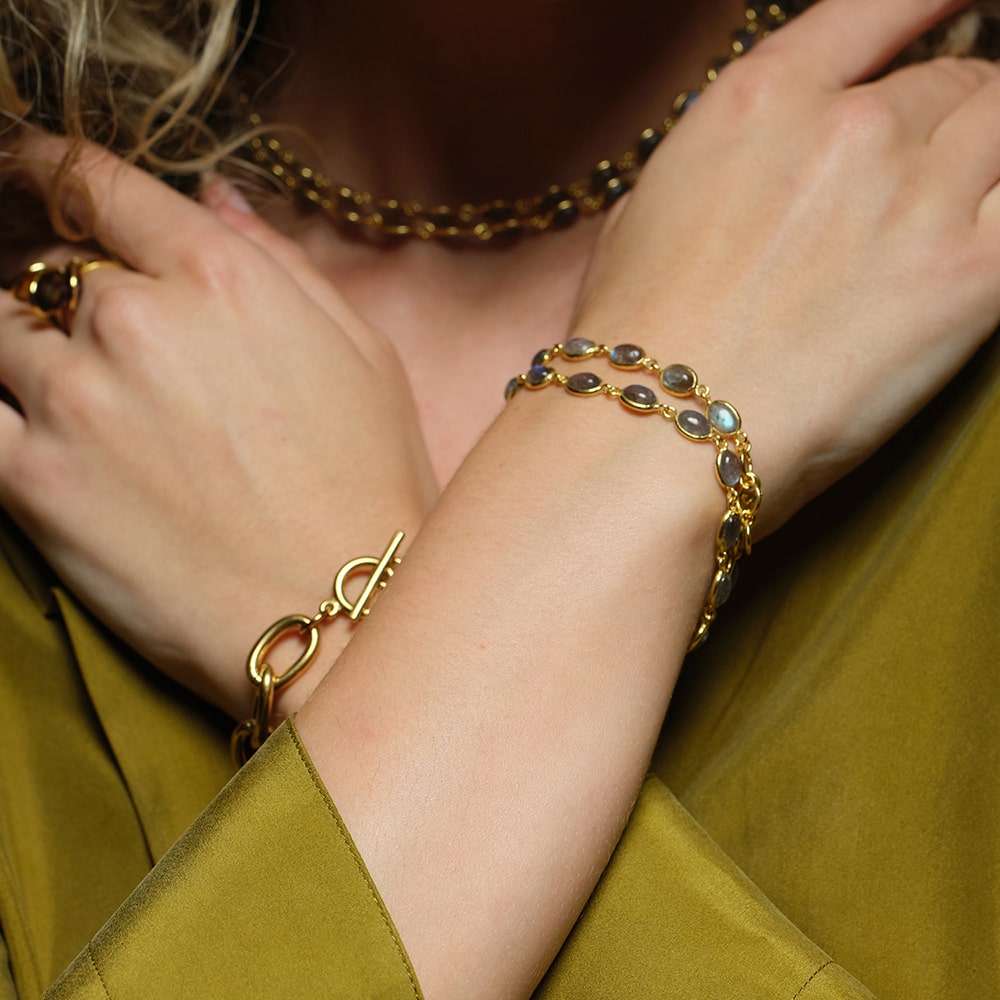 With it's beautiful shades of green, blue and gold the Luna Labradorite Gold Chain Bracelet is one of our best selling sustainable bracelets.&nbsp;
