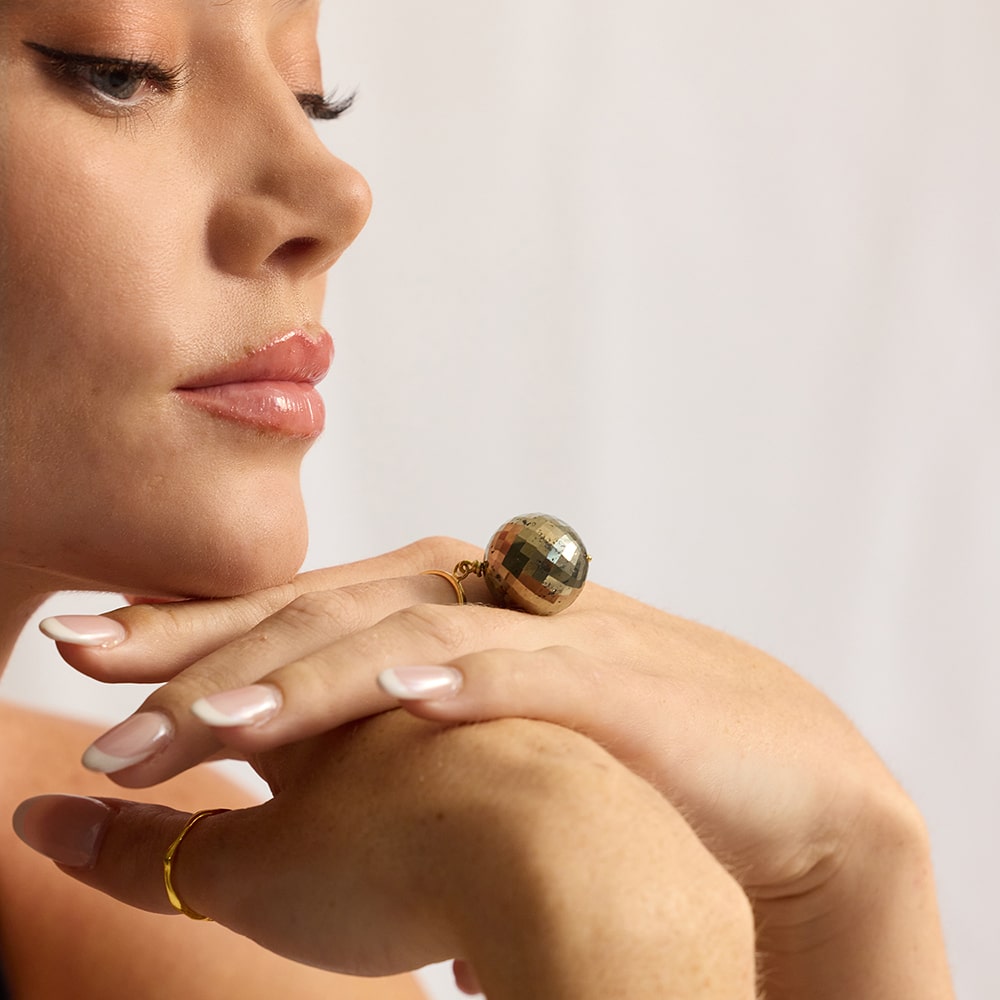 The Bubble Pyrite Gold Ring adds a luxe touch to any finger. With a size adjustable design and a shiny sustainable gemstone, this unique ring is a total head-turner.&nbsp;