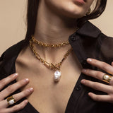 Make a bold statement with the Alba Chunky Mixed Link Gold Necklace and it’s vintage Keshi pearl pendant. Ideal for every-day wear and stacking necklaces.