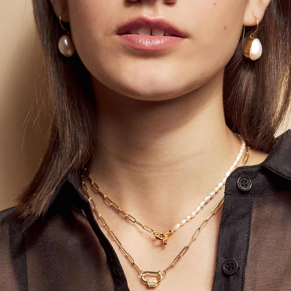 Elevate your every day style with the Alba Mixed White Pearl and Gold Chain necklace. This dainty and timeless necklace is adorned with sustainably sourced white pearls.