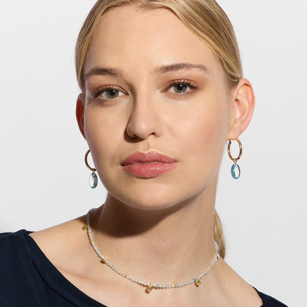 The Eva Aquamarine Reversible Necklace with gold discs features delicate vintage gemstones as well as reycled 18k gold. Reversite it for a more embossed texture or wear it smooth with your other sustainable necklaces.&nbsp;