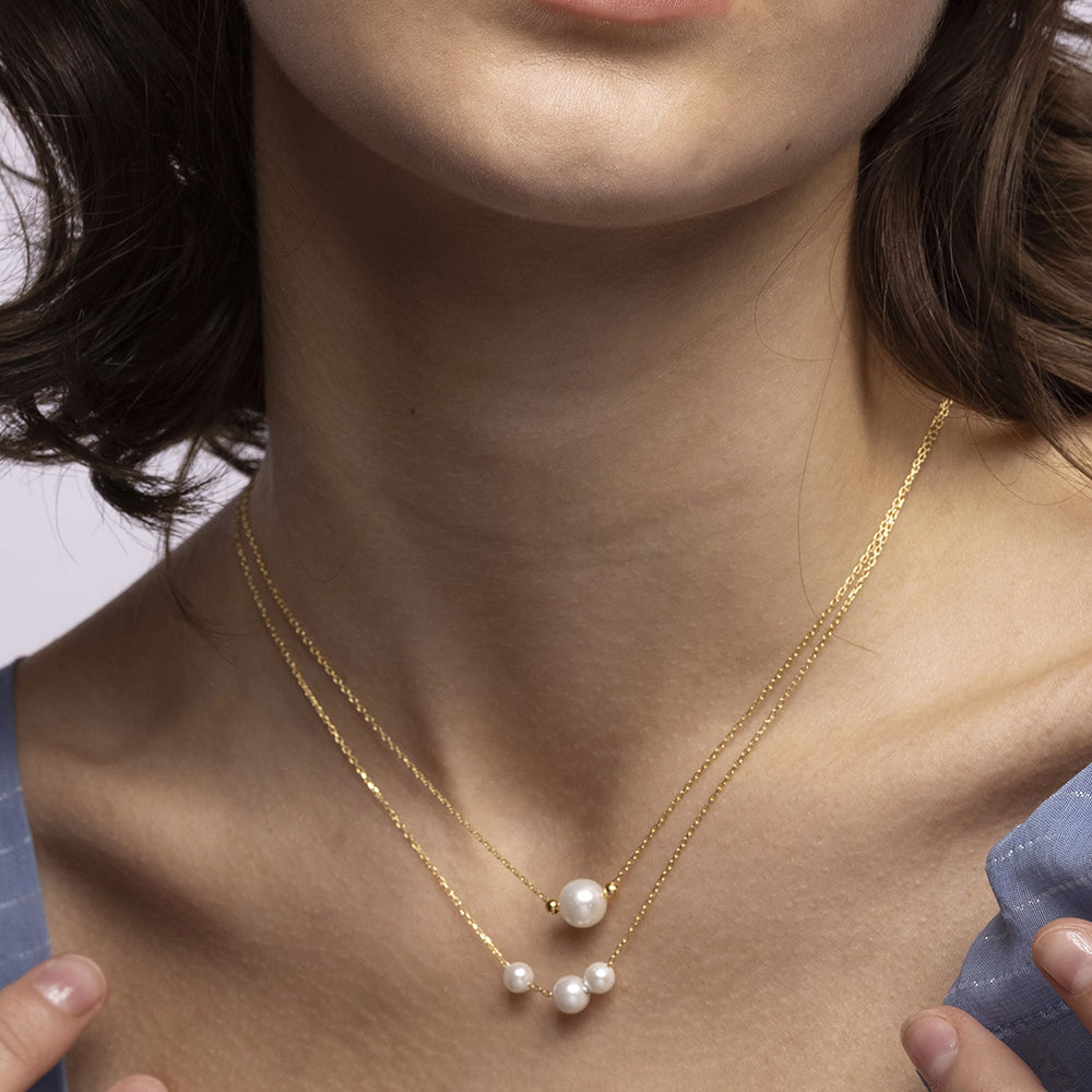 Our Laura Gold Chain Necklace is adorned with a three ethical pearl. This very delicate sustainable necklace is all about simplicity. Wear on it's own or several other chains. Perfect for every day wear and fully length adjustable.
