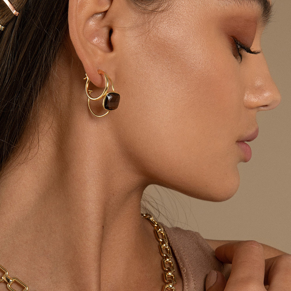 The Sophia Smokey Quartz Gold Earrings are elegant sustainable gold hoops adorned with a vintage pink quartz gesmtone which creates a distinctive focal point.&nbsp;