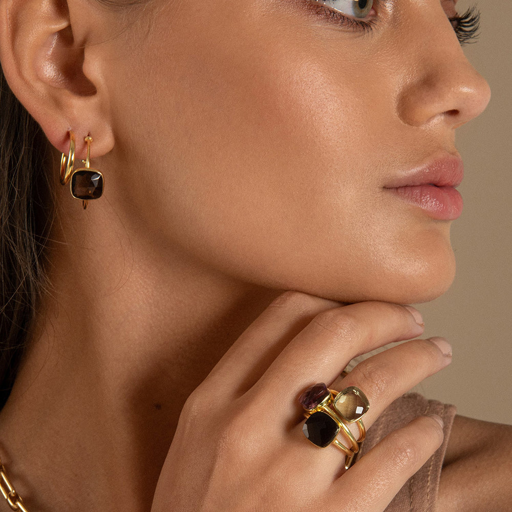 The Sophia Smokey Quartz Gold Earrings are elegant sustainable gold hoops adorned with a vintage pink quartz gesmtone which creates a distinctive focal point.&nbsp;