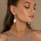 <span data-mce-fragment="1">The Daphne Thick Gold Chain Choker Necklace in sustainable gold vermeil includes two clasps. This luxurious design </span>gleams with the hand-polished gold and can also be worn around your wrist as a double bracelet.